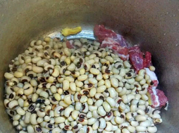 step3: 排骨，姜，眉豆放入鍋中。