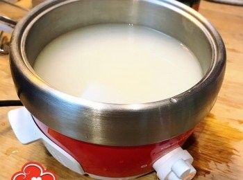 step2: 開最大火將豬骨湯煮滾