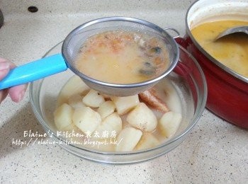 step11: 煲內剩下的湯用篩隔走湯料 , 將湯及材料一同放回煲內再用中火再煲起