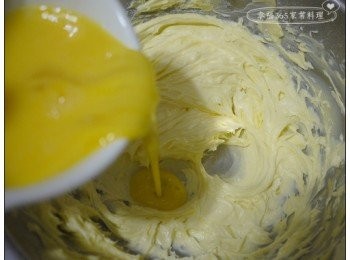 step5: 蛋打散後，分兩次加入打發的奶油中。