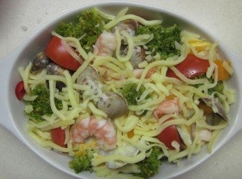 step4: 取一烤盅將作法3.倒入,鋪上起司絲及剩下的海鮮料.蔬菜,烤箱以230~250度烤10~15分鐘至表面金黃即可(各家烤箱火力不同,視上色的情況調整時間及温度)