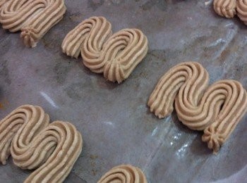 step3: 烘烤盤鋪上烘培紙，擠入自己喜歡的造型。
預熱烤箱180度，把擠好的造型送進烤箱，烘烤15-20分鐘即可。