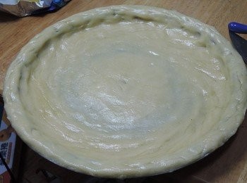 step3: <span class="group_1">派皮</span>材料揉成團後，醒麵30分鐘，在將麵糰放入派盤中，慢慢推勻(多餘的麵糰切除)，用叉子在<span class="group_1">派皮</span>上搓洞後，放入已經180度已預熱10分鐘的烤箱中，烤15~20分鐘