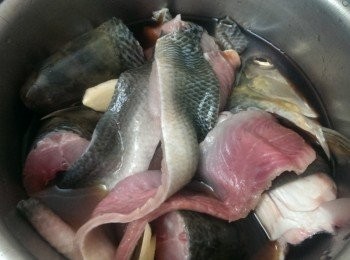 step1: 把魚洗淨丟到電鍋裡蒸就行嘍,放入醬油.糖.薑,簡單的美味