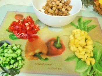 step4: 鳳梨.杏鮑菇.紅甜椒.小黃瓜切丁備用