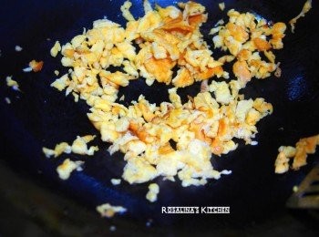 step3: 3.將雞蛋炒香，炒乾。