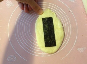 step5: 反轉另一面, 加入紫菜, 然後尾尾位置用手指拉拉邊位, 令之後封口時更容易