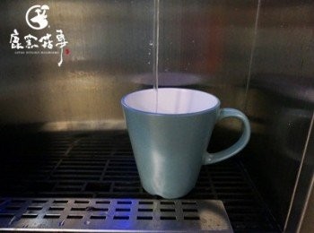 step1: <span class="group_1">食材</span>到入碗中，注入約200c.c.熱水