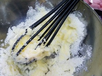 step1: 砂糖，鹽用軟化嘅牛油拌勻，再慢慢加入蛋及牛奶。