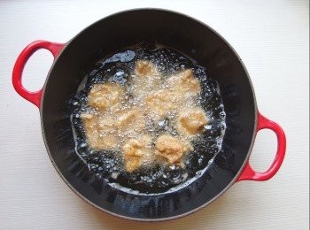 step5: 準備一個厚底鍋,倒入適量的油(建議使用適合高溫油炸的芥花油),油溫約達到170度c時,加入醃製好的排骨肉,炸至表面金黃,內部熟透,即可起鍋。