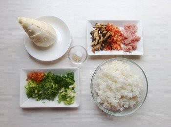 step1: 準備材料。香菇用水浸泡15分鐘後,瀝乾切絲(香菇水可留下當高湯使用)。蝦米浸泡10分鐘瀝乾備用。青蔥切成蔥白及蔥花。竹筍去殼後切絲。可使用剩飯(隔夜的白飯)或生米煮粥皆可。