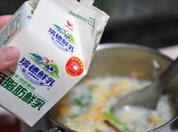 step6: 倒入適量的鮮奶入鍋均勻攪拌