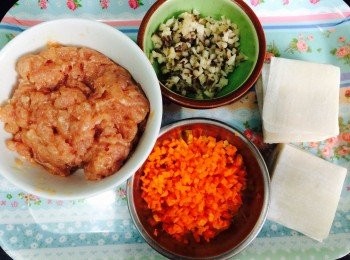 step1: 冬菇浸軟切細粒 (建議前一晚浸定)；紅蘿蔔洗淨切細粒；免治豬肉(或自行剁碎) 加少許鹽和生粉水。將全部混和做餡料。