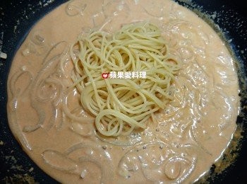 step7: 步驟5的醬汁煮滾時，放入義大利麵，用筷子拌勻。