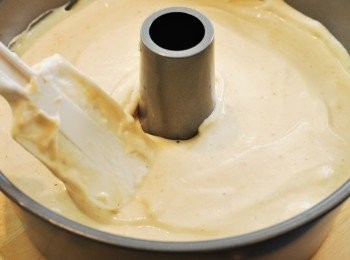 step8: 烤箱預熱至325℉/165℃，將麵糊填入沒有塗抹油脂的中空活動烤模中，表面以刮刀抹平