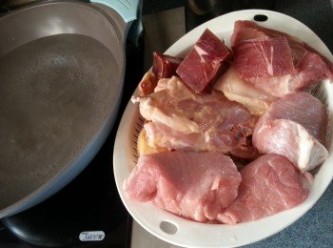 step1: 老雞或雞殼去皮,切去脂肪洗淨,肉眼切件,先將雞肉,豬肉及金華火腿出水10分鐘,再沖洗乾淨