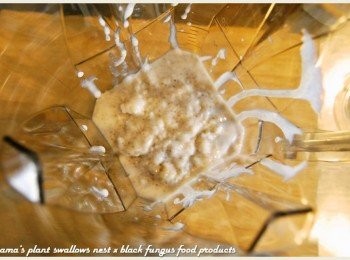 step2: 撕開黑木耳米布丁的封膜，將內容物直接倒入果汁機中。