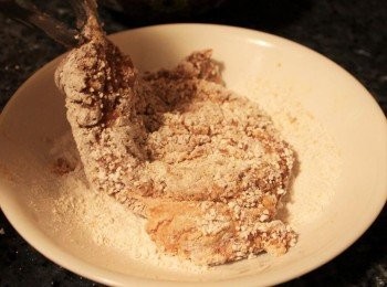 step2: 裹上地瓜粉 (兩杯) 可炸其他炸物如<a href="https://bit.ly/2ZxapeY" target="_blank" data-keyword="雞排" class="guide-link"><strong>雞排</strong></a> <span style="display:inline-block;vertical-align:middle;margin-top:-3px;color:initial;border-radius:3px;padding:2px 3px;font-size:12px;line-height:14px;background:#87d300;color:#fff;">即買</span> (同樣醃料), 蛋豆腐, 米血糕, .....