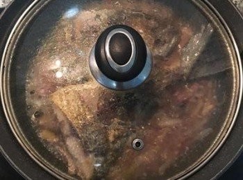 step8: 醬汁煮滾後將魚翻面，試醬汁鹹度，用鹽或水調整，接著蓋上鍋蓋續煮。