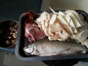 step1: 預備好各項材料:鯪魚去鱗及魚鰭洗淨,粉葛去皮洗淨切薄片,<a href="https://bit.ly/3ANJVUp" target="_blank" data-keyword="豬展" class="guide-link"><strong>豬展</strong></a> <span style="display:inline-block;vertical-align:middle;margin-top:-3px;color:initial;border-radius:3px;padding:2px 3px;font-size:12px;line-height:14px;background:#87d300;color:#fff;">即買</span> 肉用2片薑出水,
果皮浸軟,赤小豆.扁豆略浸