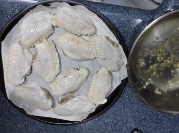 step3: 將腌好的<a href="https://bit.ly/3zHU5V3" target="_blank" data-keyword="雞翼" class="guide-link"><strong>雞翼</strong></a> <span style="display:inline-block;vertical-align:middle;margin-top:-3px;color:initial;border-radius:3px;padding:2px 3px;font-size:12px;line-height:14px;background:#87d300;color:#fff;">即買</span> 整走蒜蓉，干蔥頭蓉，放入鋪佐牛油紙的煎碟上