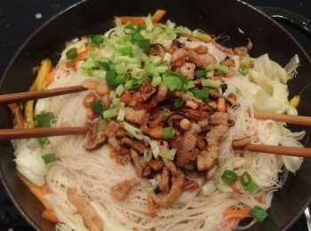 step14: 依序加入2/3的<span class="group_2">配料</span>一起用筷子拌炒,直到醬汁收乾。(過程中請使用中小火)。