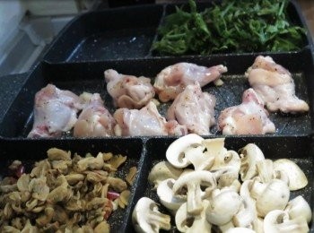 step4: 五合一美味快廚煎烤盤 ， 中間烙痕層刷上少許食用油後，將小雞腿平均鋪排上