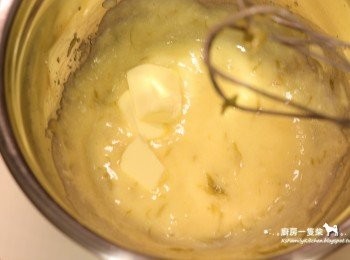 step6: 待稍涼(約降至60度C)，放入切塊的無鹽奶油，以電動攪拌器拌打混合，密封冷藏備用。