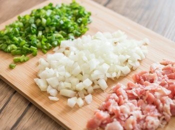 step1: 把蔥、洋蔥和煙肉切粒。