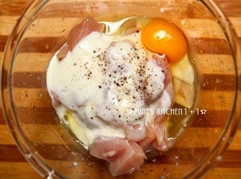 step1: 首先把<a href="https://bit.ly/3EZL8dD" target="_blank" data-keyword="雞胸" class="guide-link"><strong>雞胸</strong></a> <span style="display:inline-block;vertical-align:middle;margin-top:-3px;color:initial;border-radius:3px;padding:2px 3px;font-size:12px;line-height:14px;background:#87d300;color:#fff;">即買</span> 肉切成長條狀後，加入優格、檸檬汁、黑胡椒、鹽和蛋以後均勻攪拌混合，並醃製30~45分鐘。