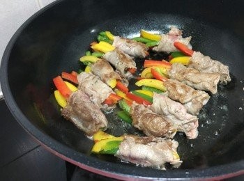 step5: 再反轉另一邊煎至全熟透, 煎至8成熟時, 加入日式醬油、水及少許糖, 輕手炒均, 讓每條豚肉卷沾上醬油即成