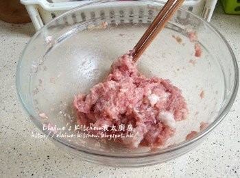step3: 放入大碗內加少許鹽及2湯匙水拌勻至收乾水份 , 再加入<span class="group_2">醃料</span>拌勻