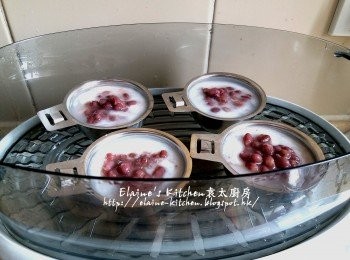 step14: 焗杯倒入粉漿蒸先蒸5分鐘 , 5分鐘後加入紅豆再蒸20分鐘