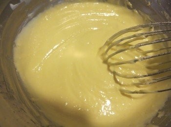 step2: 乳酪，牛油和全脂牛奶隔热水打柔顺无颗粒
乳酪和牛油及牛奶打柔顺后，加入蛋黄继续搅拌柔顺，然后筛入玉米淀粉及低筋面粉搅拌均匀包上保鲜膜备用