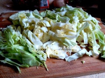 step4: 椰菜洗淨切絲 , 泡菜切碎 , 雞蛋打成蛋液備用
