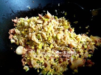 step12: 加入大豆芽後贊少許酒 , 用中火拌勻炒至豬肉熟透