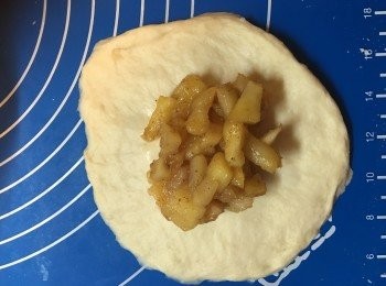 step4: 搓好粉團分六份，包入蘋果餡。