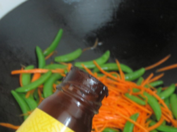 step6: 加進少許鹽、少許糖,，少許雞粉，少許蠔油。