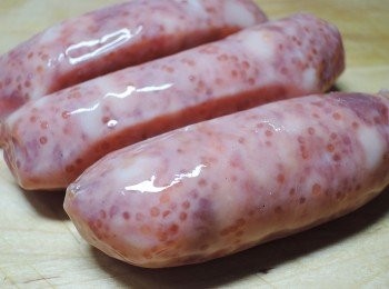 step2: 煮好的飛魚卵香腸吃起來口感很特別，會有一顆顆美味的魚卵在嘴中爆開!!所以我都叫它炸"蛋"香腸!!