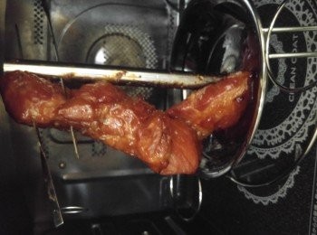 step4: 掃完<span class="group_3">蜜糖醬汁</span>再焗十分鐘,之後焗爐爐溫提升到230度,豬肉再次掃上<span class="group_3">蜜糖醬汁</span>,將剩餘的<span class="group_3">蜜糖醬汁</span>倒入吊燒雞盆碟內加熱。