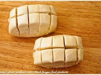 step2: 將鮮奶饅頭在不切斷的原則下，逐一將其分切成棋盤狀。