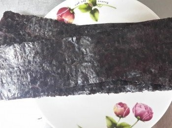 step2: 將一大片海苔片剪成4-5片