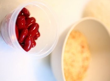 step1: I.  材料準備、量重 scaling ingredients & II.  攪拌／搓揉麵圑 mixing & kneading
01\  先用錫紙包著核桃，以160°C焗約5分鐘。之後切碎或用強力的攪拌搾汁機打碎至約1-2mm一粒，放涼備用。