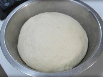 step8: 膨脹後的麵團以掌心輕拍表面去除空氣!!