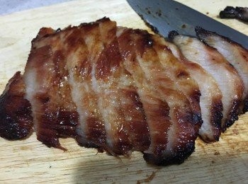 step4: 焗好取出放涼後便可切件上碟, 配以醬汁一起食用