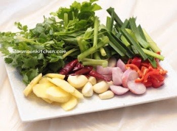 step1: 1.紅蔥頭和蒜頭切片，蔥切段，指天椒切段。
2.雞脾洗淨斬件，加入<span class="group_2">醃料</span>拌勻，洋葱切件。