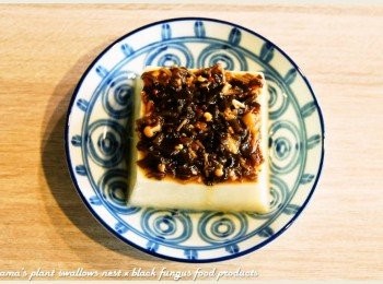 step3: 紅椒麻辣黑菇醬自玻璃罐中夾出後，用菜刀剁碎，平放在芙蓉豆腐上。