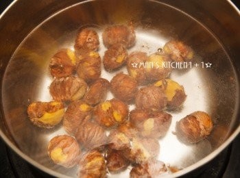 step2: 再來燒一鍋滾水，將去殼的栗子倒入後熄火並浸泡約1分鐘。