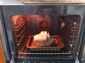 step6: 放在舖上牛油紙的焗盤上， 放進預熱250度的焗爐焗30分鐘或至爆皮便可出爐