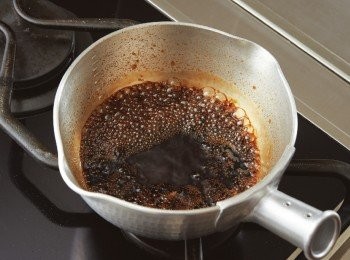 step3: 將<span class="group_2">醬汁</span>的調味料加入小鍋中混合，開中火熬煮至剩下一半。